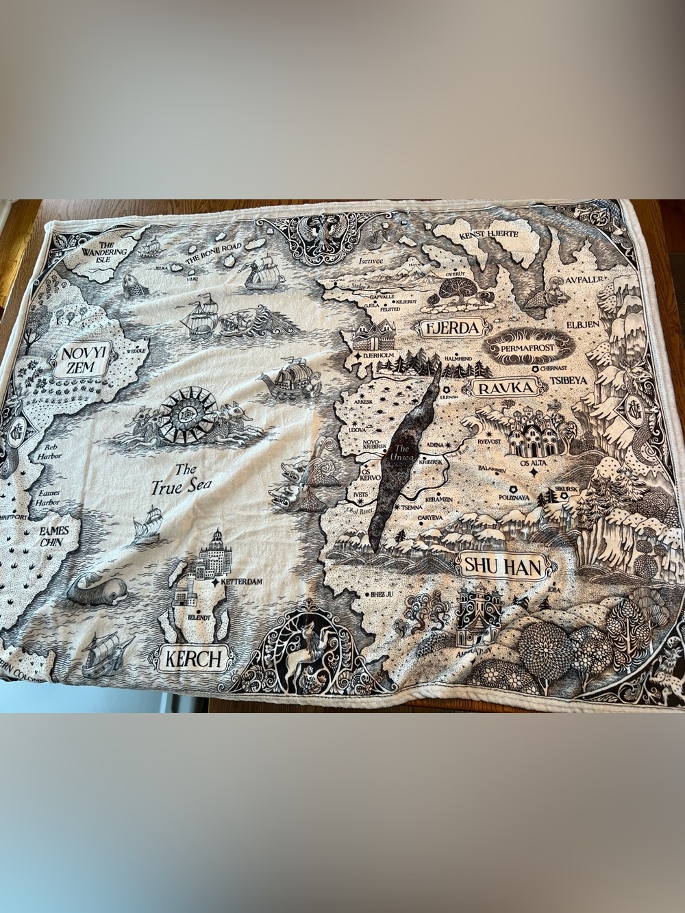 Grishaverse, Shadow and Bone Fuzzy Blanket Map Throw, Owlcrate